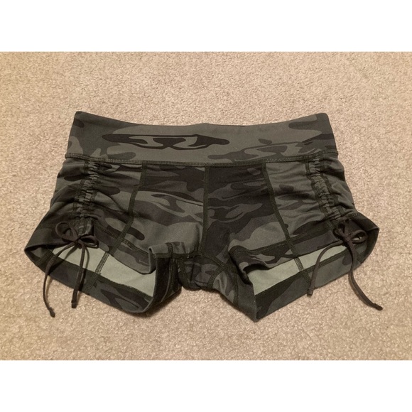 RARE Lululemon Hot Hot Short Size 6 - Picture 5 of 15